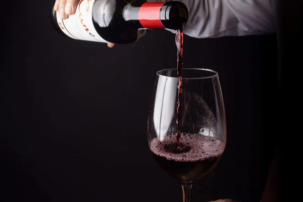 Argentijnse Malbec wijn wordt ingeschonken bij sfeervol diner